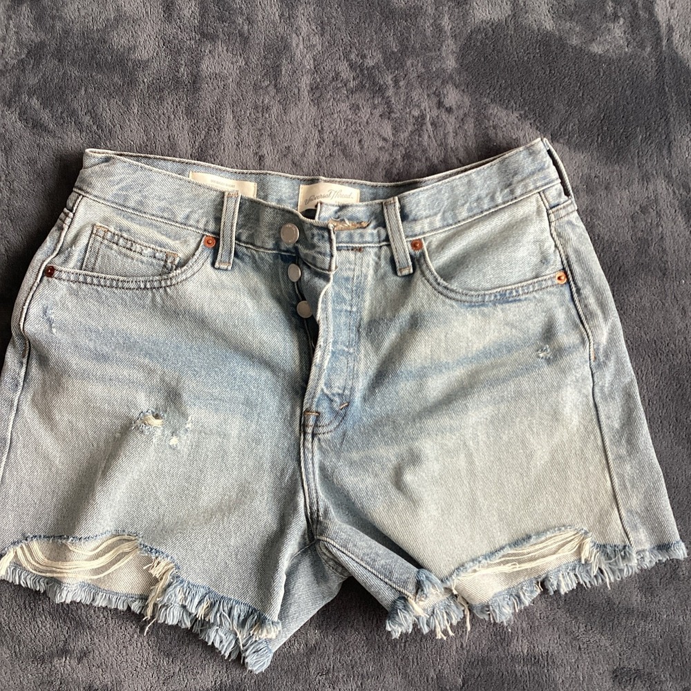 Universal Threads WOMANS 90s Baggy Shorts Button Fly light Wash Size 6 Mid rise